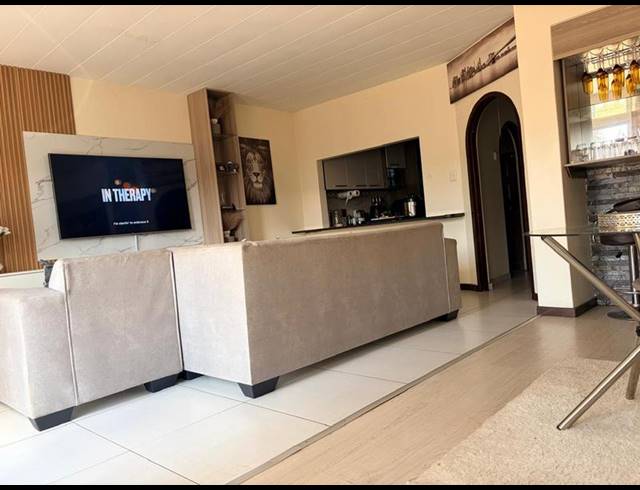 3 BEDROOM TOWNHOUSE FOR SALE IN SILVERTON